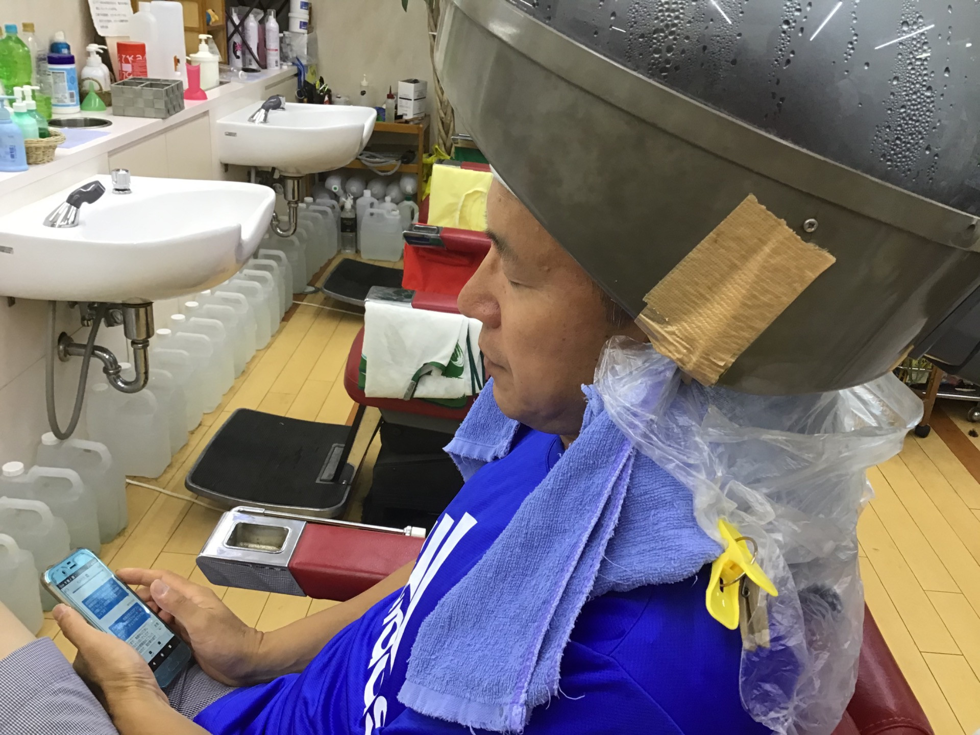 岡山市のヘアサロン抜け毛予防の相談を受けている床屋・さんぱつひろばです！