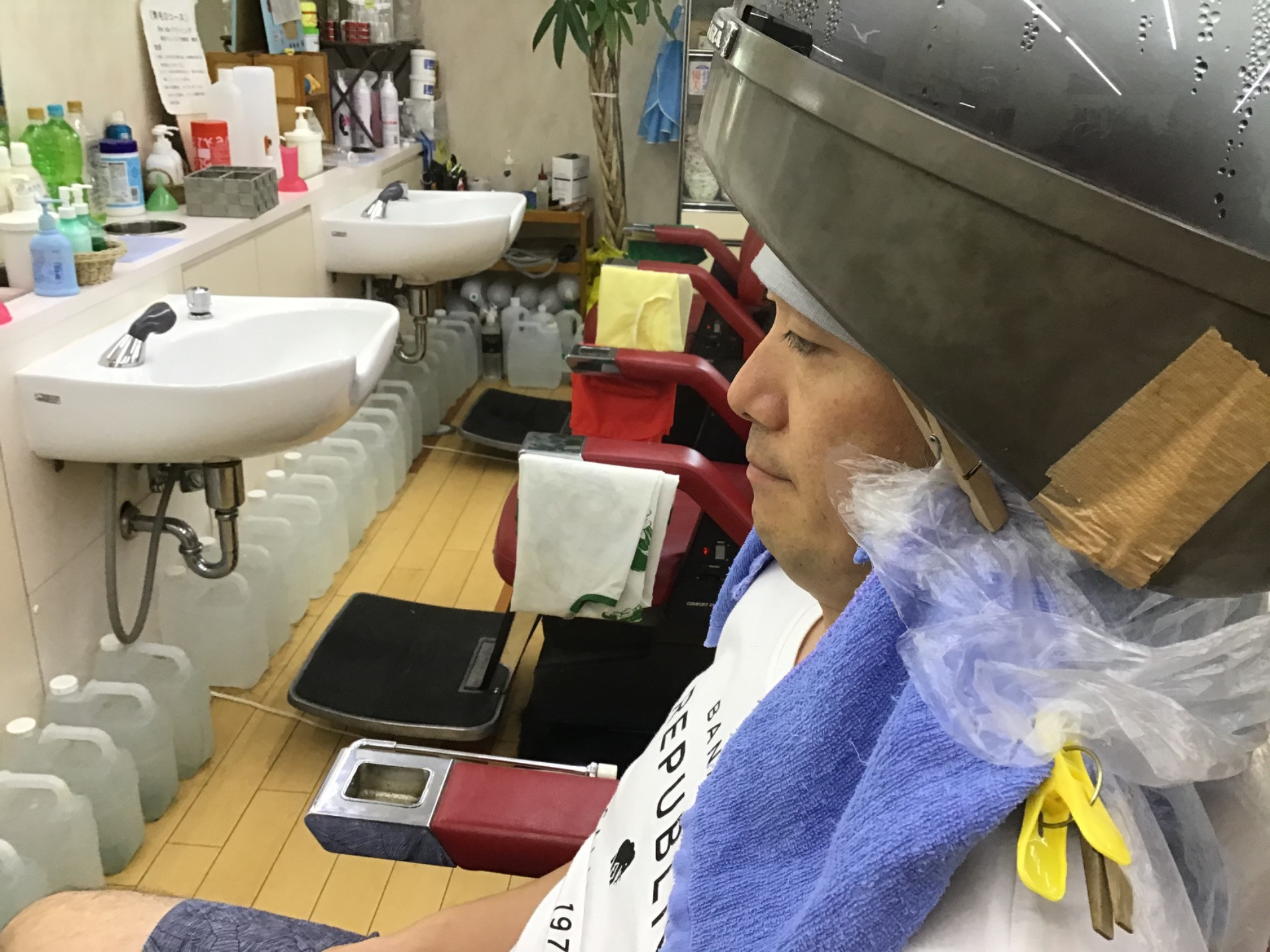 岡山市のヘアサロン抜け毛の予防の相談を受けている理容室・さんぱつひろばです！