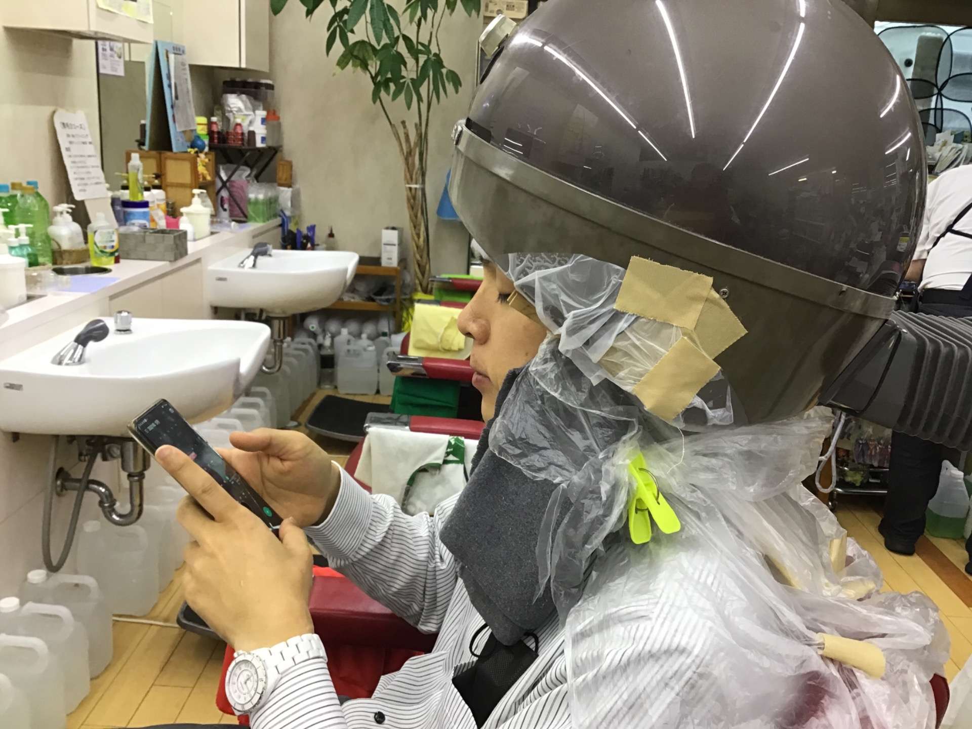 岡山市のヘアサロンシャンプー選びの相談を受けている美容室・さんぱつひろばです！